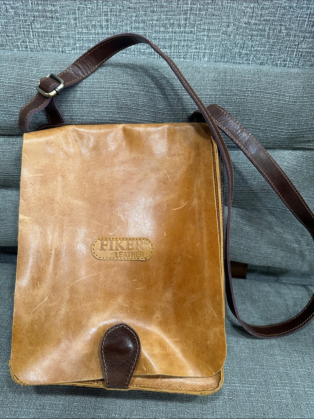 Leather Men's Tan and dark brown Messenger Bag.